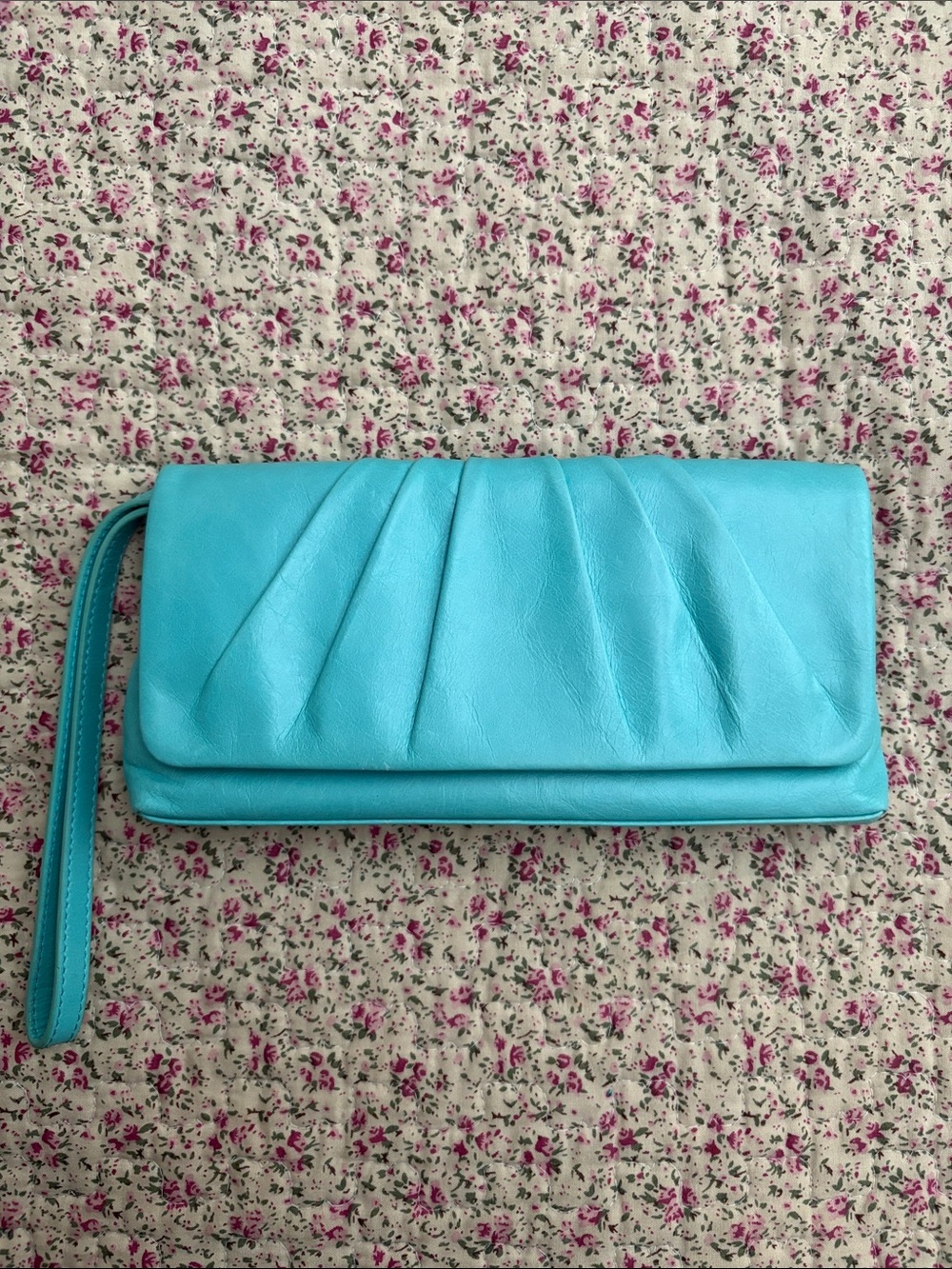 Hobo Lauren Turquoise Leather Wristlet Wallet  Kiss Close  Magnetic Flap